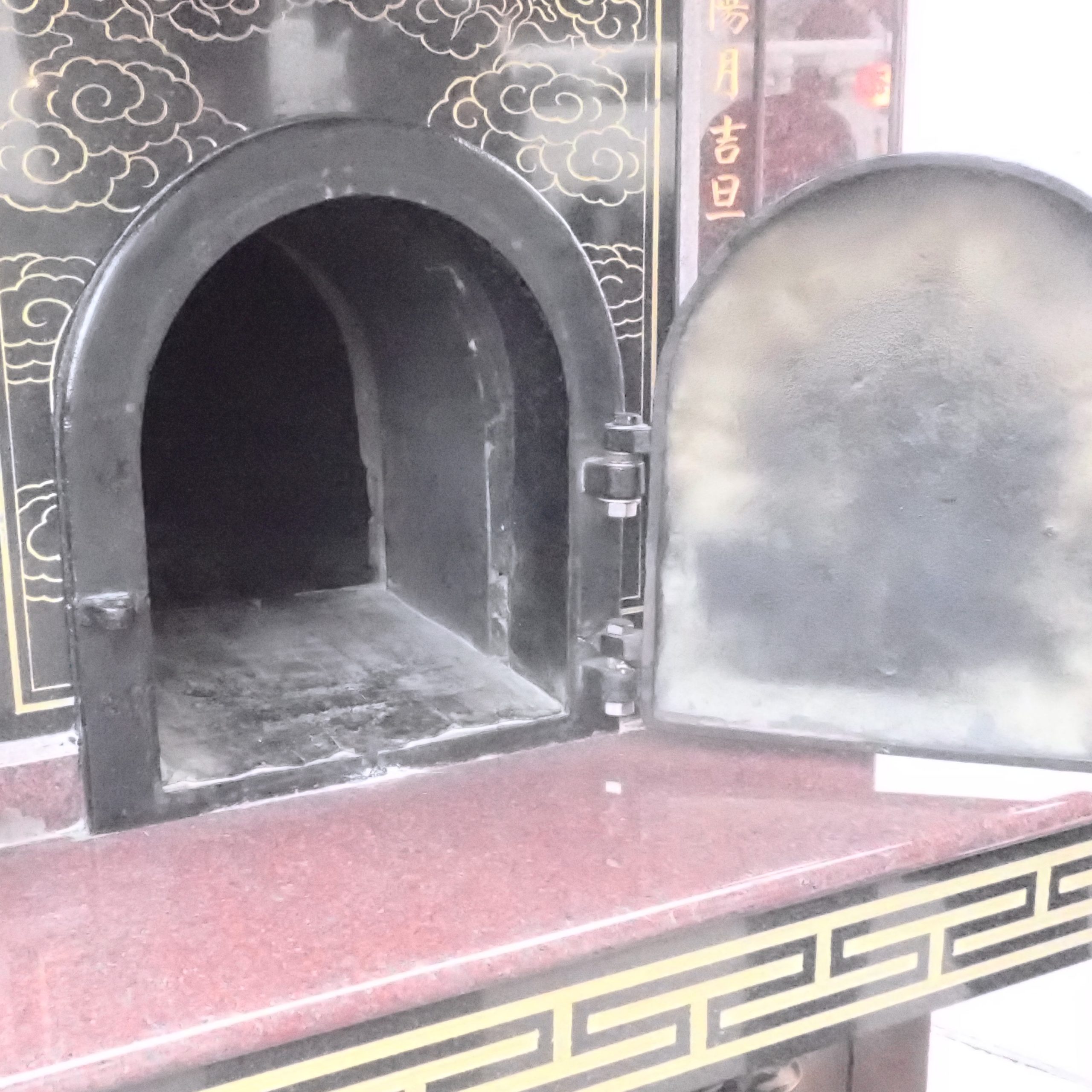 関帝廟で金紙のお焚き上げ